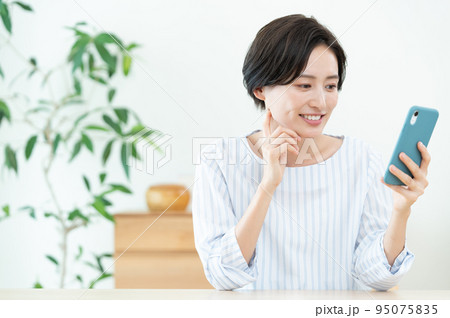 美容皮膚科のオンライン診療を受ける女性 美容皮膚科のオンライン診療を受ける女性 95075835