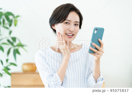 美容皮膚科のオンライン診療を受ける女性 95075837