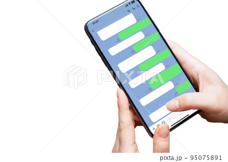 SNSでメッセージを送る手元のイメージ 95075891