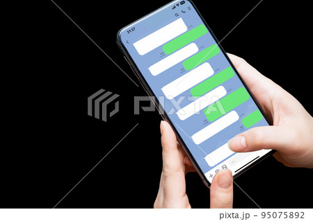 SNSでメッセージを送る手元のイメージ 95075892