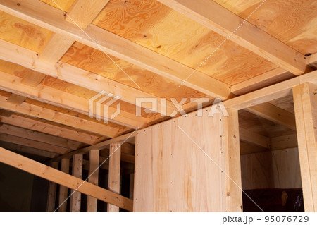 住宅の屋根裏 95076729