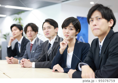 プレゼンを聴いて否定的な表情のビジネスパーソン5人_3 95076759