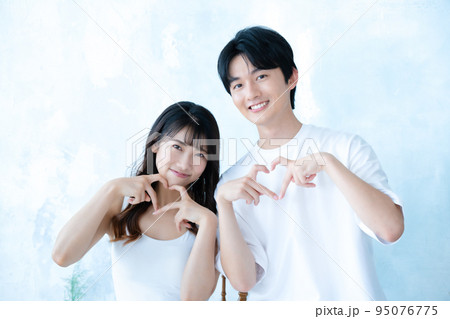 ハートポーズをする若いカップル 95076775