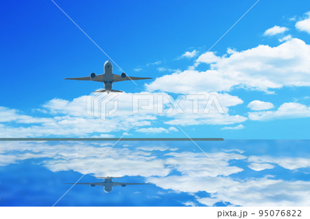 鏡面の青空と飛行機 合成 鏡面の青空と飛行機 合成 95076822