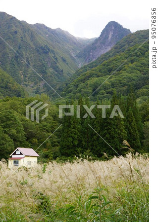 新潟県南魚沼市清水の巻機山登山口周辺の風景 95076856