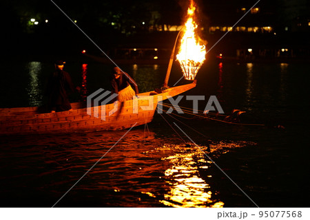 秋の長良川鵜飼の総がらみ 95077568