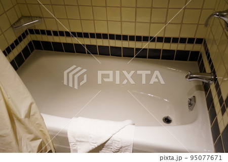 アメリカ　典型的な浴室 95077671