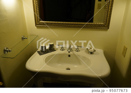 アメリカ　ホテル　洗面台 95077673
