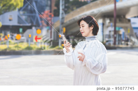 女性　ポートレート　屋外 95077745