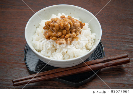 日本の伝統和食、納豆ごはん 95077964