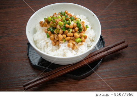 日本の伝統和食、納豆ごはん 95077966