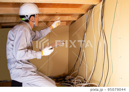 屋根裏で業務にあたる業者 屋根裏で業務にあたる業者 95079044