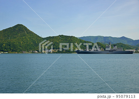 【京都府】舞鶴市　舞鶴湾に停泊する海上自衛隊　護衛艦　 95079113