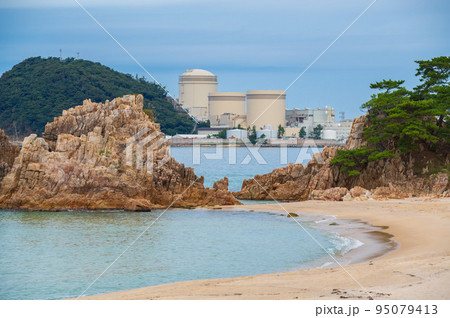 福井県水晶浜から見る関西電力美浜発電所 95079413