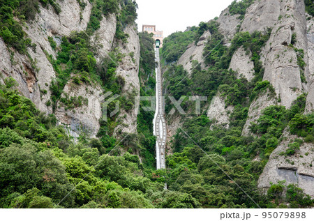 モンセラットのケーブルカー 95079898