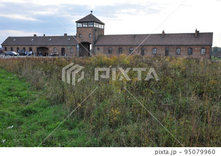 ポーランド、ビルケナウ、アウシュビッツ博物館、第二強制収容所ビルケナウ、死の門 95079960