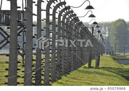 ポーランド、ビルケナウ、アウシュビッツ博物館、第二強制収容所ビルケナウ、収容所を取り囲む鉄条網 95079966