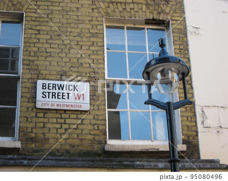 バーウイック・ストリートの看板　ストリートサイン 95080496