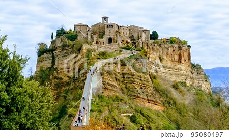 イタリアの中世都市 チヴィタ・ディ・バーニョレージョ 陸の孤島 イタリアの中世都市 チヴィタ・ディ・バーニョレージョ 陸の孤島 95080497