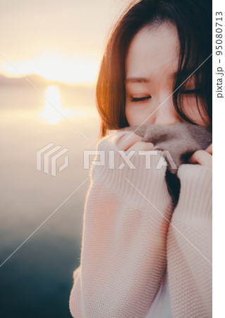 朝焼けが綺麗な女性の写真 朝焼けが綺麗な女性の写真 95080713