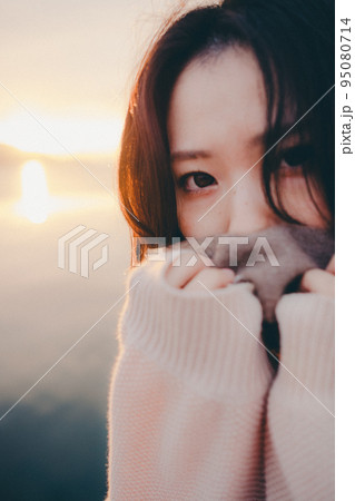 朝焼けが綺麗な女性の写真 朝焼けが綺麗な女性の写真 95080714