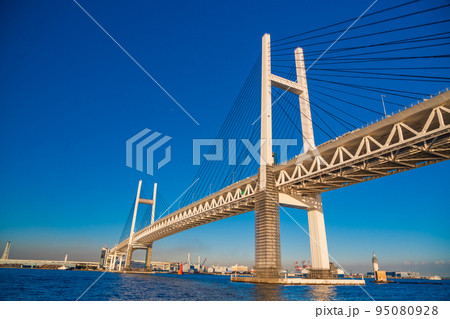 (神奈川県)横浜港・湾内クルーズで眺める、横浜ベイブリッジ (神奈川県)横浜港・湾内クルーズで眺める、横浜ベイブリッジ 95080928