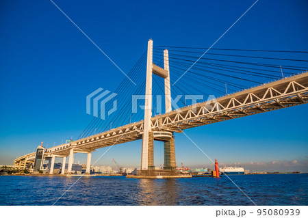 (神奈川県)横浜港・湾内クルーズで眺める、横浜ベイブリッジ (神奈川県)横浜港・湾内クルーズで眺める、横浜ベイブリッジ 95080939