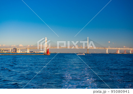 (神奈川県)横浜港・湾内クルーズで眺める、横浜ベイブリッジ (神奈川県)横浜港・湾内クルーズで眺める、横浜ベイブリッジ 95080941