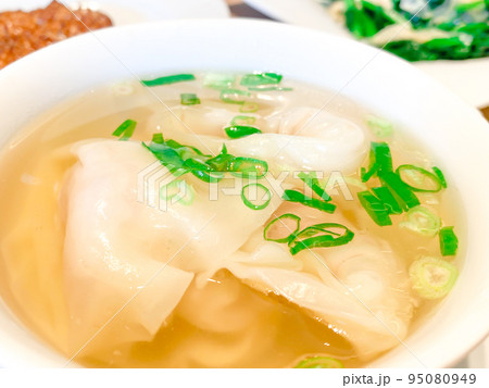 中国家庭料理・蝦肉餛飩湯(えび入りワンタンスープ) 中国家庭料理・蝦肉餛飩湯(えび入りワンタンスープ) 95080949