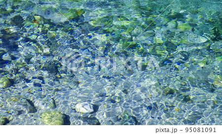 水のアブストラクト、透明な水、ウェブ素材 95081091