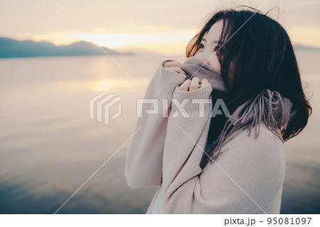 朝焼けが綺麗な女性の写真 朝焼けが綺麗な女性の写真 95081097