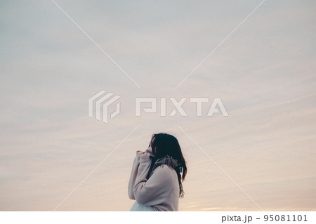 朝焼けが綺麗な女性の写真 95081101