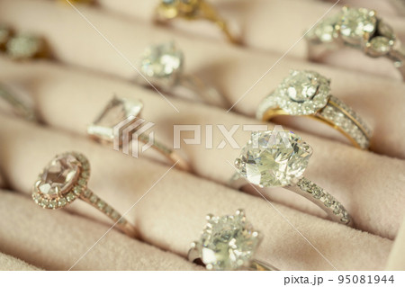 Jewelry diamond rings and earrings in box 95081944