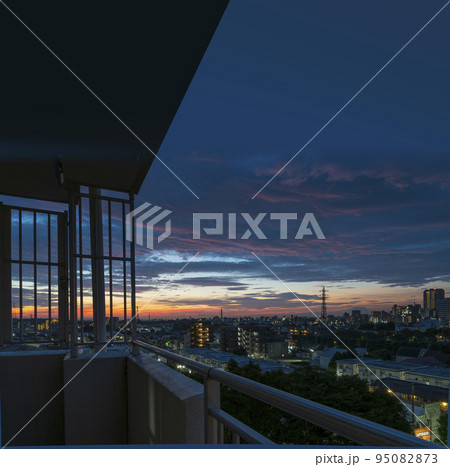 日の出 住宅地の朝 ベランダ 手すり 早朝 朝焼け 朝日 太陽 夜明け 日の出 住宅地の朝 ベランダ 手すり 早朝 朝焼け 朝日 太陽 夜明け 95082873
