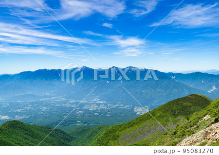 長野県の八ヶ岳権現岳から見る北岳、仙丈ケ岳、甲斐駒ヶ岳 95083270