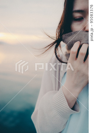 朝焼けが綺麗な女性の写真 95083376