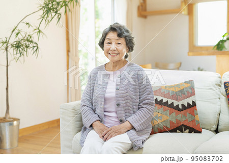 笑顔のシニア女性 95083702