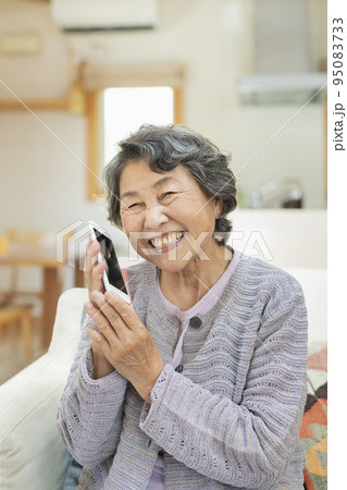自宅で電話をするシニア女性 95083733