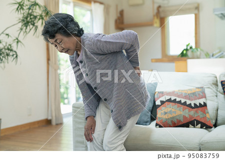 腰痛に悩むシニア女性 95083759