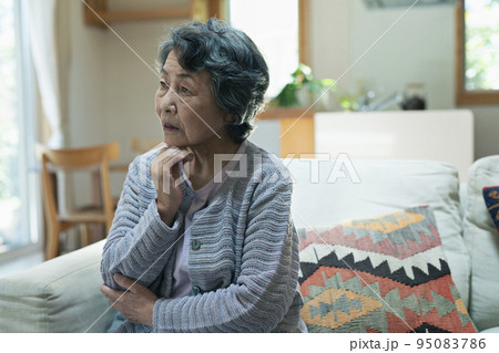 不安そうなシニア女性 95083786