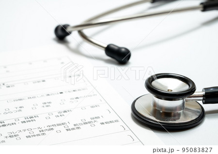 問診票と聴診器 問診票と聴診器 95083827