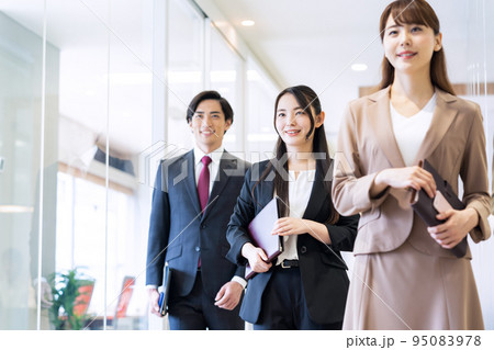 会議　チーム　ビジネス　ビジネスマン　オフィス 95083978