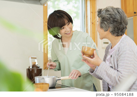 祖母に料理を作る孫 95084188
