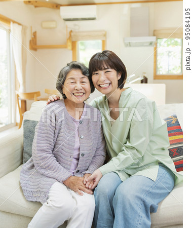 自宅 祖母と孫 95084195