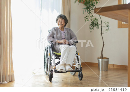 車椅子に乗ったシニア女性 95084419