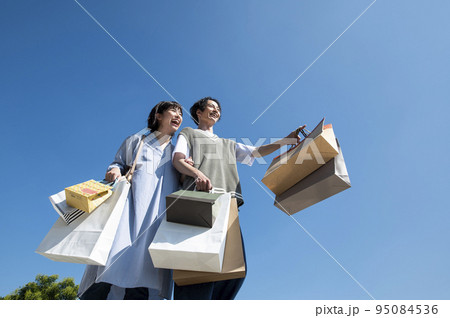 夫婦 恋人 カップル 買い物 ショッピング 青空 イメージ 夫婦 恋人 カップル 買い物 ショッピング 青空 イメージ 95084536