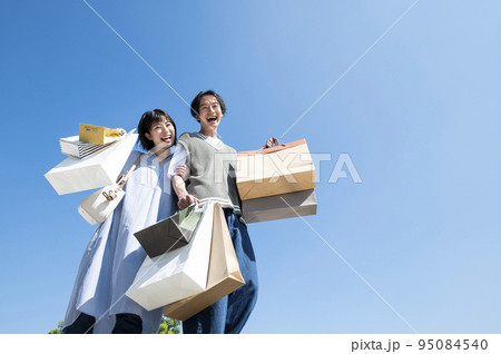 夫婦　恋人　カップル　買い物　ショッピング　青空　イメージ 95084540