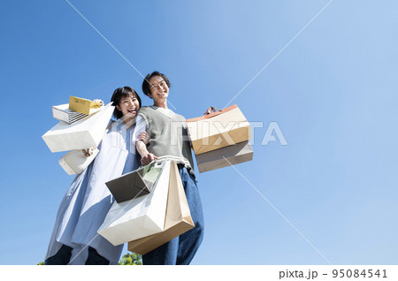 夫婦 恋人 カップル 買い物 ショッピング 青空 イメージ 夫婦 恋人 カップル 買い物 ショッピング 青空 イメージ 95084541