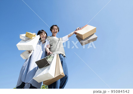 夫婦　恋人　カップル　買い物　ショッピング　青空　イメージ 95084542