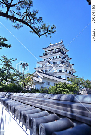 備後「福山城」令和普請の改築後の天守閣と櫓 95084765